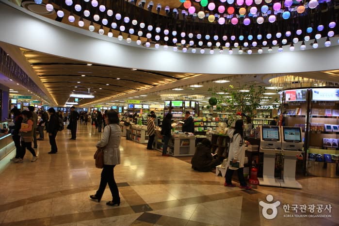 Kyobo Book Centre Gwanghwamun (교보문고) 1