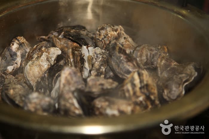 Cheonbuk Oyster Complex in Boryeong (보령 천북굴단지)