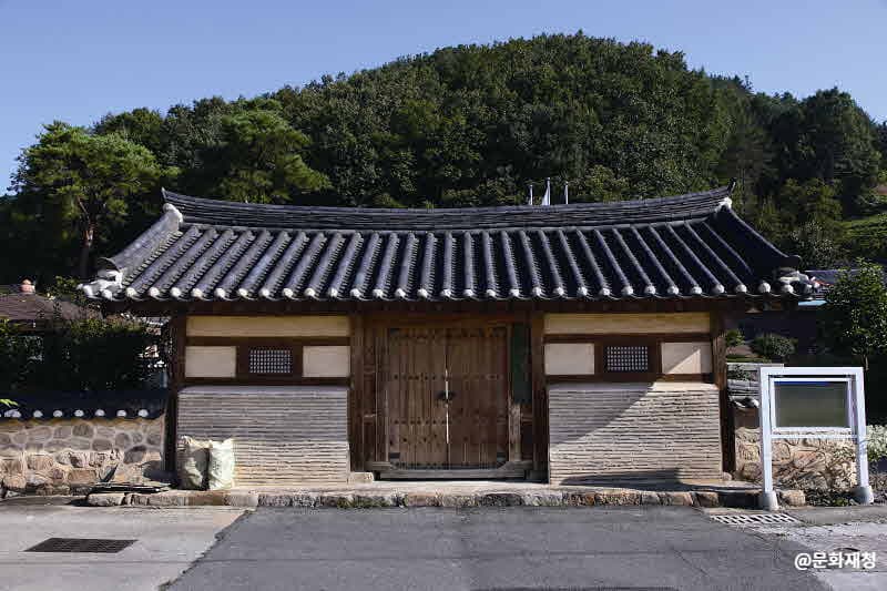 Goesan Historic House of Song Byeong-il (괴산 송병일 고택) 1