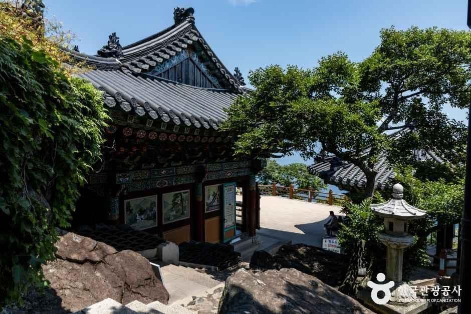 Yeosu Hyangiram Hermitage (향일암(여수))