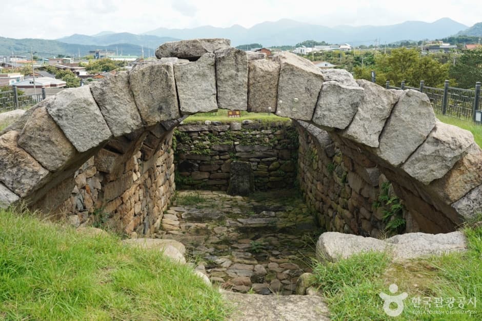 Cheongdo Stone Ice Storage (청도 석빙고) 3