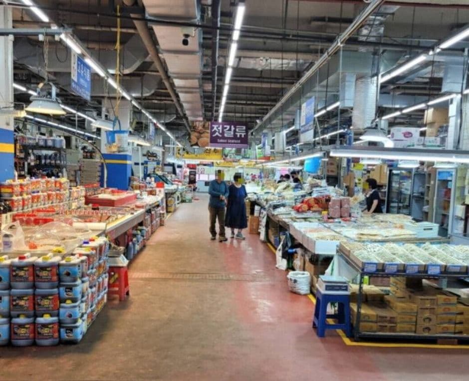 Suhyup Gangseo Seafood Wholesale Market (μν κ°μμμ°μμ₯) 3