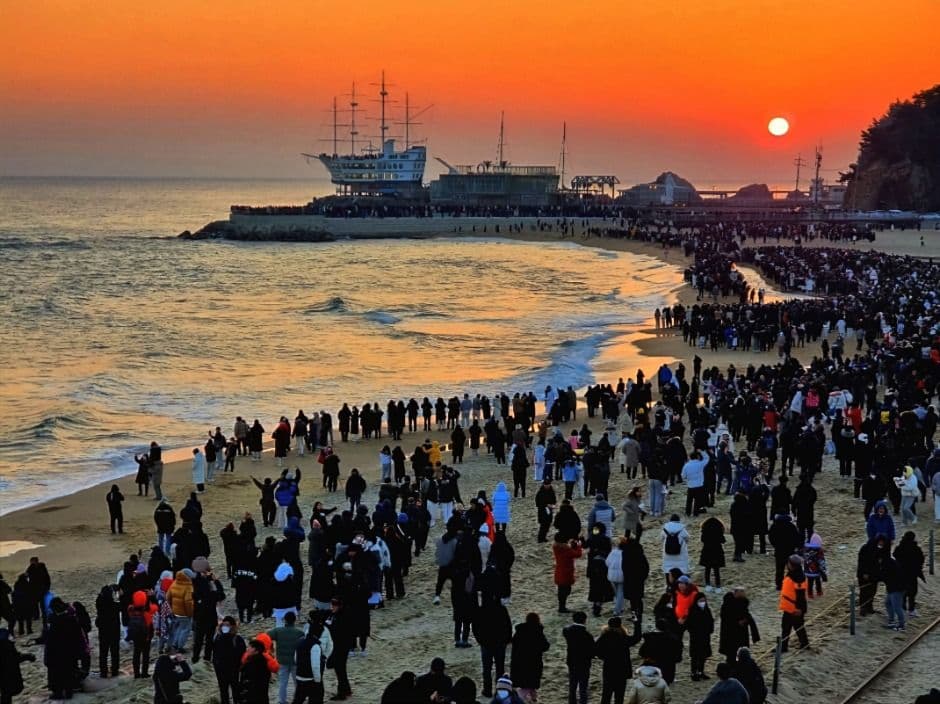 Jeongdongjin Sunrise Festival (λ³μ€λ
ν΄λ§μ΄ νμ¬)